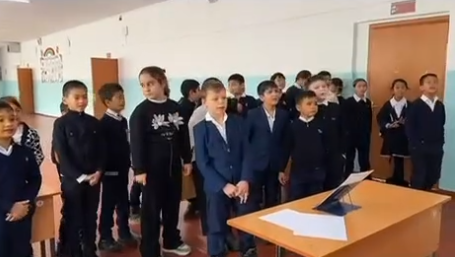 🔤 «Грамматика әлеміне саяхат» тақырыбында көңілді қоңырау өткізді.