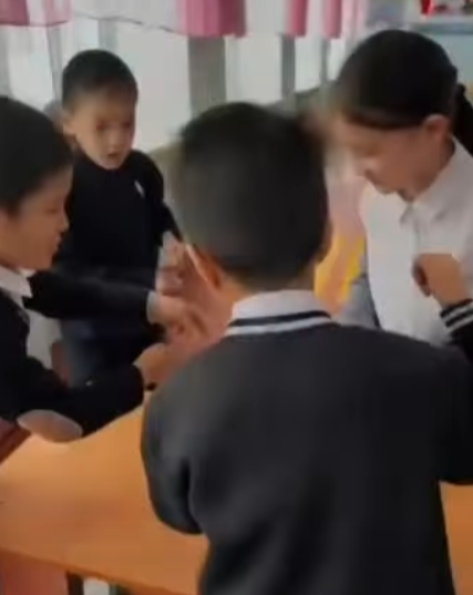 Бастауыш сынып мұғалімдерінің әдістемелік бірлестігінің онкүндігі аясында 🔤 «Кел ойнайық» тақырыбында  көңілді қоңырау өткізді.